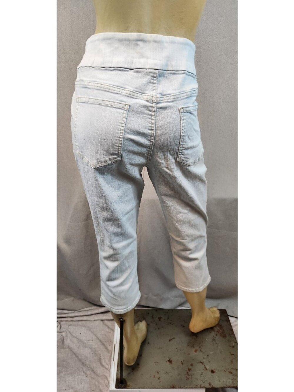 Chicos Capris Mid Light Wash Size 1 SMALL Casual Stretch Jeans Pants Pant USED - Picture 3 of 5